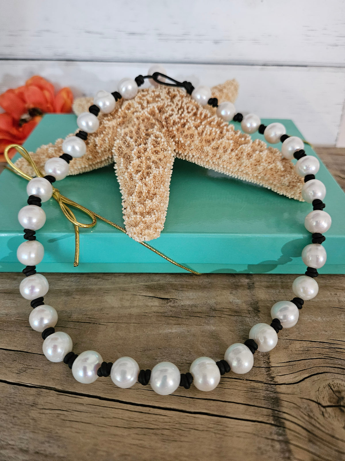 Leather Freshwater Pearl- White Freshwater Pearl Knotted on Leather 18"