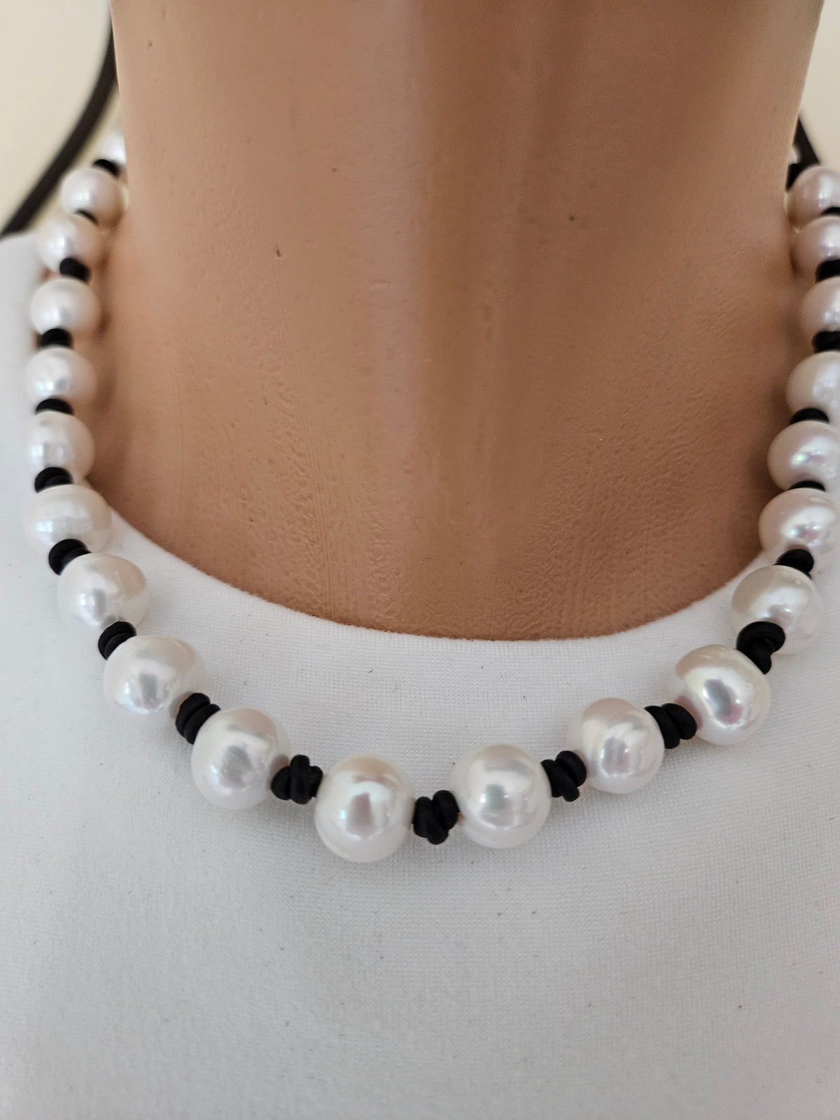 Leather Freshwater Pearl- White Freshwater Pearl Knotted on Leather 18"